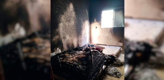 Incêndio atinge kitnets em Ituiutaba e bombeiros resgatam homem inconsciente Bombeiros trabalhando no combate ao fogo e resgate de vítimas em Ituiutaba.