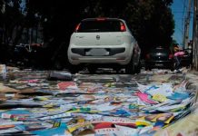 Câmara aprova multa de até R$ 162 mil para descarte irregular de lixo Pilha de lixo descartada irregularmente em calçada urbana, ilustrando o tema da nova lei de multas