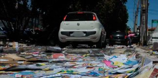 Câmara aprova multa de até R$ 162 mil para descarte irregular de lixo Pilha de lixo descartada irregularmente em calçada urbana, ilustrando o tema da nova lei de multas