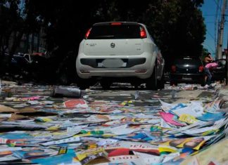 Câmara aprova multa de até R$ 162 mil para descarte irregular de lixo Pilha de lixo descartada irregularmente em calçada urbana, ilustrando o tema da nova lei de multas