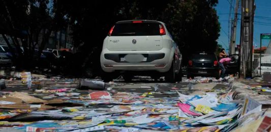 Câmara aprova multa de até R$ 162 mil para descarte irregular de lixo Pilha de lixo descartada irregularmente em calçada urbana, ilustrando o tema da nova lei de multas