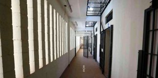 Pente-fino no sistema: MG endurece regras para presos de facções criminosas Fachada de unidade prisional em Minas Gerais com muros altos e cercas de proteção