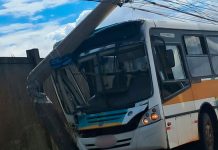 Ônibus escolar atinge poste no bairro Canaã e mobiliza equipes em Uberlândia Ônibus escolar amarelo batido contra poste de concreto na Avenida Aldo Borges Leão, com isolamento dos Bombeiros