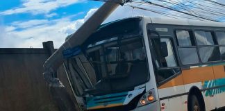 Ônibus escolar atinge poste no bairro Canaã e mobiliza equipes em Uberlândia Ônibus escolar amarelo batido contra poste de concreto na Avenida Aldo Borges Leão, com isolamento dos Bombeiros