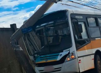 Ônibus escolar atinge poste no bairro Canaã e mobiliza equipes em Uberlândia Ônibus escolar amarelo batido contra poste de concreto na Avenida Aldo Borges Leão, com isolamento dos Bombeiros