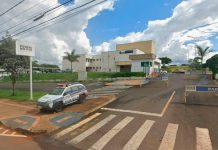 Homem é preso em Patrocínio suspeito de pular muro para furtar calcinha de vizinha Fachada de uma delegacia de polícia com uma viatura da Polícia Militar de Minas Gerais estacionada