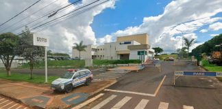 Homem é preso em Patrocínio suspeito de pular muro para furtar calcinha de vizinha Fachada de uma delegacia de polícia com uma viatura da Polícia Militar de Minas Gerais estacionada