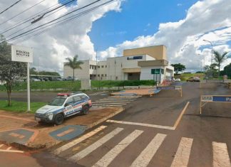 Homem é preso em Patrocínio suspeito de pular muro para furtar calcinha de vizinha Fachada de uma delegacia de polícia com uma viatura da Polícia Militar de Minas Gerais estacionada