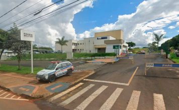 Homem é preso em Patrocínio suspeito de pular muro para furtar calcinha de vizinha Fachada de uma delegacia de polícia com uma viatura da Polícia Militar de Minas Gerais estacionada