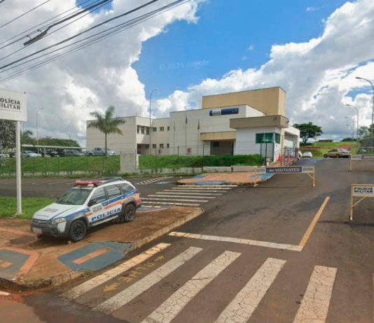 Homem é preso em Patrocínio suspeito de pular muro para furtar calcinha de vizinha Fachada de uma delegacia de polícia com uma viatura da Polícia Militar de Minas Gerais estacionada