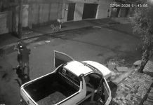 Caminhonete roubada em Uberlândia é recuperada após motorista ser rendido na porta de casa Imagem de câmera de segurança mostrando abordagem a uma caminhonete branca em Uberlândia.