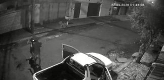Caminhonete roubada em Uberlândia é recuperada após motorista ser rendido na porta de casa Imagem de câmera de segurança mostrando abordagem a uma caminhonete branca em Uberlândia.
