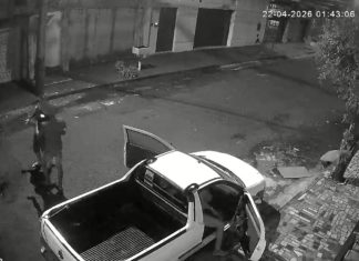 Caminhonete roubada em Uberlândia é recuperada após motorista ser rendido na porta de casa Imagem de câmera de segurança mostrando abordagem a uma caminhonete branca em Uberlândia.