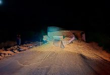 Carga de 38 toneladas de soja tomba e bloqueia totalmente a MG-188 Carga de soja espalhada na pista da MG-188 após tombamento de carreta na Serra das Mesas.