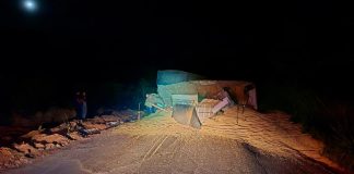 Carga de 38 toneladas de soja tomba e bloqueia totalmente a MG-188 Carga de soja espalhada na pista da MG-188 após tombamento de carreta na Serra das Mesas.