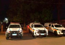 Confronto em Araguari: Investigados por crimes morrem em ação da PM Viatura da Polícia Militar isolando área de confronto em Araguari