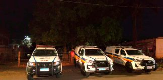 Confronto em Araguari: Investigados por crimes morrem em ação da PM Viatura da Polícia Militar isolando área de confronto em Araguari