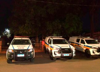 Confronto em Araguari: Investigados por crimes morrem em ação da PM Viatura da Polícia Militar isolando área de confronto em Araguari