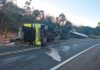 Caminhoneira fica ferida após carreta de bananas tombar na MGC-462 em Patrocínio Carreta de bananas tombada à beira da rodovia MGC-462 com a cabine destruída.