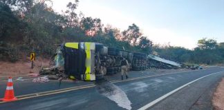 Caminhoneira fica ferida após carreta de bananas tombar na MGC-462 em Patrocínio Carreta de bananas tombada à beira da rodovia MGC-462 com a cabine destruída.