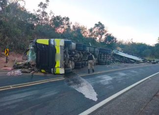 Caminhoneira fica ferida após carreta de bananas tombar na MGC-462 em Patrocínio Carreta de bananas tombada à beira da rodovia MGC-462 com a cabine destruída.