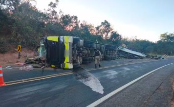 Caminhoneira fica ferida após carreta de bananas tombar na MGC-462 em Patrocínio Carreta de bananas tombada à beira da rodovia MGC-462 com a cabine destruída.