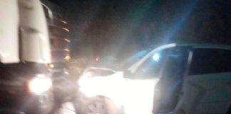 Tragédia na rodovia: Mulher de 48 anos morre em acidente na LMG-799, em Uberaba Ambulância do Samu e viatura do Corpo de Bombeiros prestando atendimento em pista da rodovia LMG-799 após grave acidente.