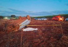Acidente fatal na MGC-452: Mulher de 26 anos morre após capotamento em Araporã Carro prata capotado às margens da rodovia MGC-452 após acidente fatal.