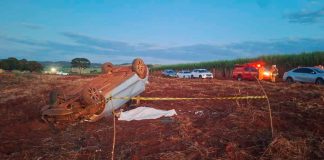 Acidente fatal na MGC-452: Mulher de 26 anos morre após capotamento em Araporã Carro prata capotado às margens da rodovia MGC-452 após acidente fatal.
