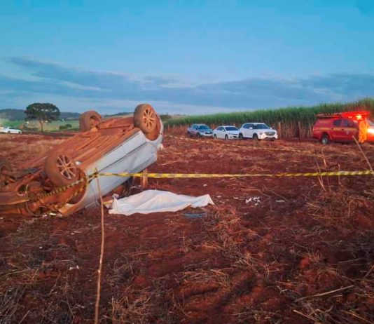 Acidente fatal na MGC-452: Mulher de 26 anos morre após capotamento em Araporã Carro prata capotado às margens da rodovia MGC-452 após acidente fatal.