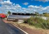 Motorista não resiste e morre durante resgate após grave acidente na MGC-497 Local do acidente na rodovia MGC-497 mostrando viaturas de resgate e o caminhão envolvido na colisão frontal