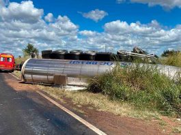 Motorista não resiste e morre durante resgate após grave acidente na MGC-497 Local do acidente na rodovia MGC-497 mostrando viaturas de resgate e o caminhão envolvido na colisão frontal