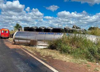 Motorista não resiste e morre durante resgate após grave acidente na MGC-497 Local do acidente na rodovia MGC-497 mostrando viaturas de resgate e o caminhão envolvido na colisão frontal