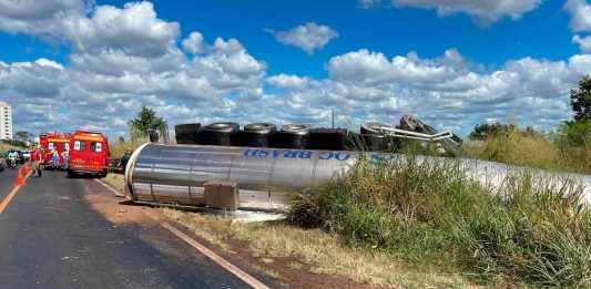 Motorista não resiste e morre durante resgate após grave acidente na MGC-497 Local do acidente na rodovia MGC-497 mostrando viaturas de resgate e o caminhão envolvido na colisão frontal