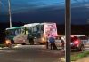 Mulher em bike elétrica é atropelada por ônibus e sofre fraturas no Shopping Park Bicicleta elétrica caída no asfalto em frente a um ônibus circular em Uberlândia após acidente.