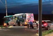 Mulher em bike elétrica é atropelada por ônibus e sofre fraturas no Shopping Park Bicicleta elétrica caída no asfalto em frente a um ônibus circular em Uberlândia após acidente.