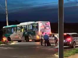 Mulher em bike elétrica é atropelada por ônibus e sofre fraturas no Shopping Park Bicicleta elétrica caída no asfalto em frente a um ônibus circular em Uberlândia após acidente.