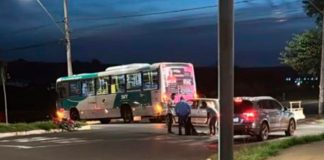 Mulher em bike elétrica é atropelada por ônibus e sofre fraturas no Shopping Park Bicicleta elétrica caída no asfalto em frente a um ônibus circular em Uberlândia após acidente.