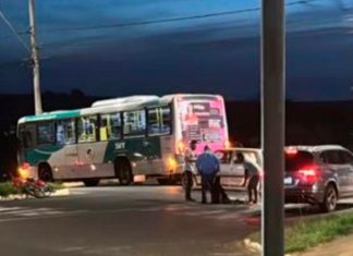 Mulher em bike elétrica é atropelada por ônibus e sofre fraturas no Shopping Park Bicicleta elétrica caída no asfalto em frente a um ônibus circular em Uberlândia após acidente.