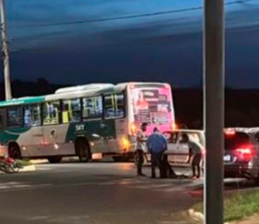Mulher em bike elétrica é atropelada por ônibus e sofre fraturas no Shopping Park Bicicleta elétrica caída no asfalto em frente a um ônibus circular em Uberlândia após acidente.