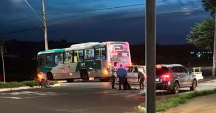 Bicicleta elétrica caída no asfalto em frente a um ônibus circular em Uberlândia após acidente.