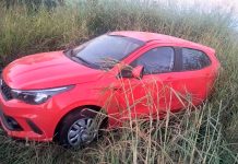 Motorista dorme ao volante e carro tomba na MG-187 em Serra do Salitre Veículo tombado às margens da rodovia MG-187 após motorista perder o controle da direção
