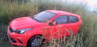 Motorista dorme ao volante e carro tomba na MG-187 em Serra do Salitre Veículo tombado às margens da rodovia MG-187 após motorista perder o controle da direção