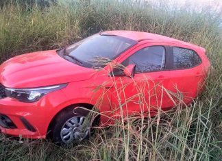 Motorista dorme ao volante e carro tomba na MG-187 em Serra do Salitre Veículo tombado às margens da rodovia MG-187 após motorista perder o controle da direção