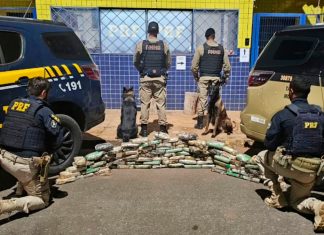 PRF e PM apreendem cocaína e crack escondidos dentro de pneus na BR-365 Tabletes de cocaína e crack retirados de dentro de um pneu de caminhão durante fiscalização policial