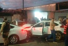 Pai é executado e mãe baleada em atentado na frente do filho de 6 anos em Araguari Carro batido após motorista ser baleado em cruzamento de Araguari; isolamento policial no local.