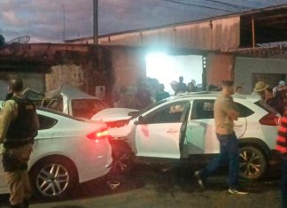 Pai é executado e mãe baleada em atentado na frente do filho de 6 anos em Araguari Carro batido após motorista ser baleado em cruzamento de Araguari; isolamento policial no local.