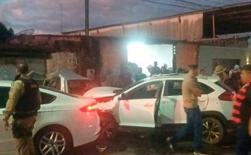 Pai é executado e mãe baleada em atentado na frente do filho de 6 anos em Araguari Carro batido após motorista ser baleado em cruzamento de Araguari; isolamento policial no local.