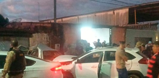 Pai é executado e mãe baleada em atentado na frente do filho de 6 anos em Araguari Carro batido após motorista ser baleado em cruzamento de Araguari; isolamento policial no local.