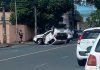 Carro capota em cruzamento no bairro Segismundo Pereira após desrespeito à sinalização Carro branco capotado com as rodas para cima no cruzamento da Avenida Belarmino Cotta Pacheco em Uberlândia